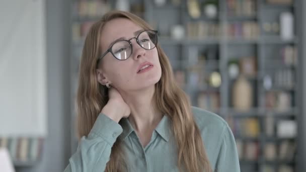 Portrait de femme fatiguée ayant mal au cou au bureau — Video