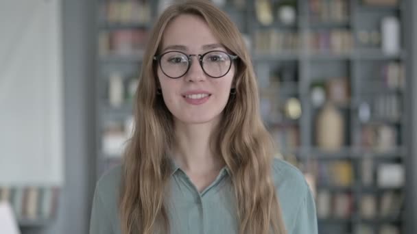 Portrét veselá mladá žena dává létající polibek na kameru — Stock video