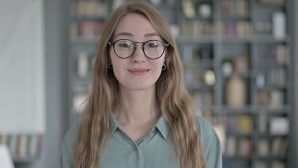 Porträt einer fröhlichen jungen Frau, die mit den Händen Herzformen herstellt — Stockvideo