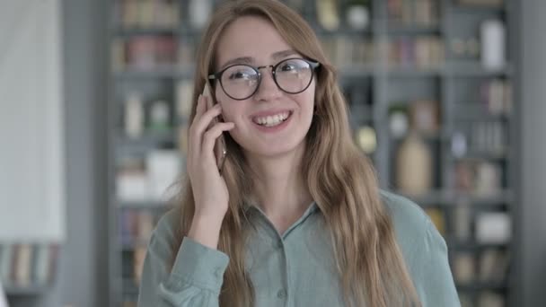 Retrato de mujer joven hablando en Smartphone en la oficina — Vídeos de Stock