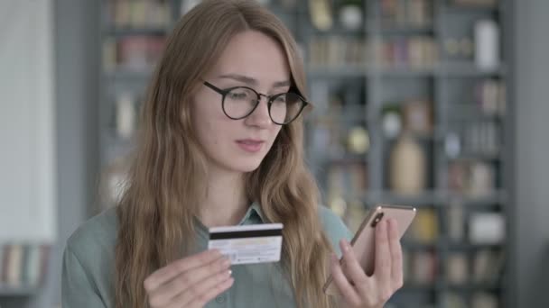 Portret młodej kobiety korzystającej z karty kredytowej na smartfonie — Wideo stockowe