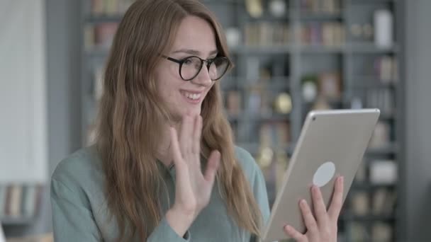 Πορτρέτο της νεαρής γυναίκας κάνει συνομιλία βίντεο στο Tablet — Αρχείο Βίντεο