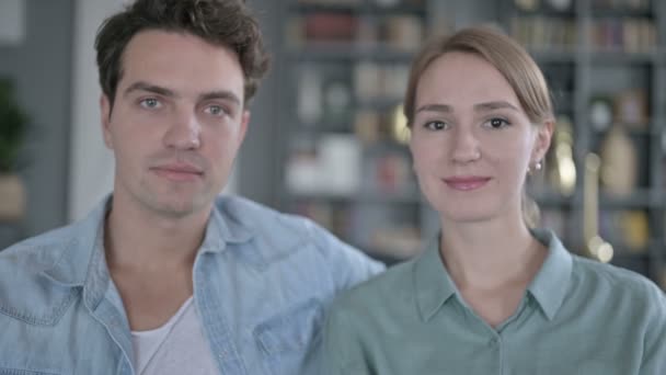 Portret van een aantrekkelijk koppel kijkend naar de camera en glimlachend — Stockvideo