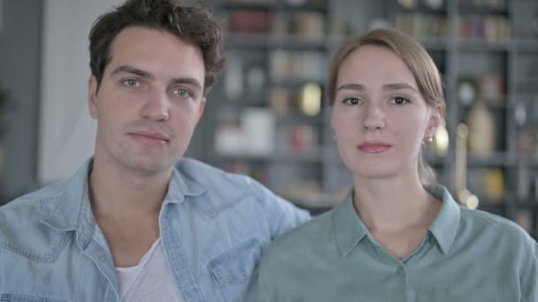 Портрет веселой пары, смотрящей в камеру и смеющейся — стоковое видео