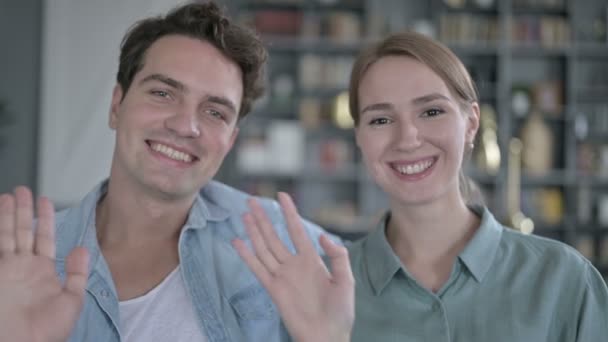 Chat de vídeo en línea por pareja joven — Vídeo de stock