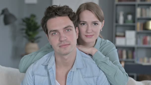 Casal alegre sorrindo para a câmera enquanto posando juntos — Vídeo de Stock
