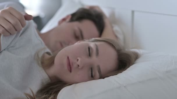 Atractiva pareja durmiendo en la cama pacíficamente — Vídeo de stock