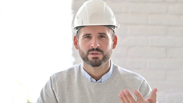 Retrato de un joven ingeniero hablando durante el video chat —  Fotos de Stock