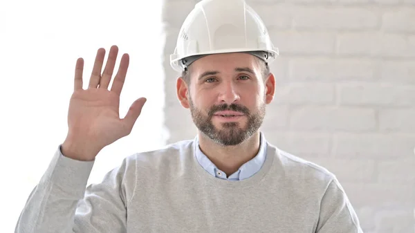 Profesional joven ingeniero saludando la mano para el chat de vídeo —  Fotos de Stock