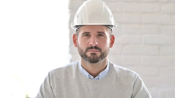 Portret van Serious Young Engineer kijkend naar de camera — Stockfoto