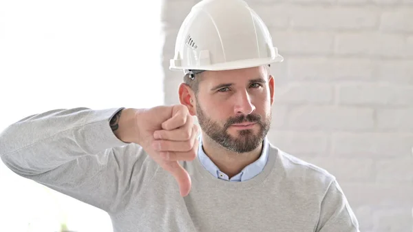 Retrato de un joven ingeniero haciendo pulgares hacia abajo —  Fotos de Stock