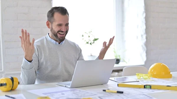 Il giovane architetto festeggia il successo sul computer portatile in ufficio — Foto Stock