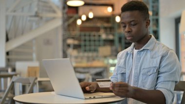 Afrikalı Adam Kredi Kartıyla Çevrimiçi Ödeme Yapıyor