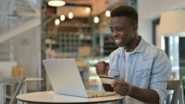 Mutlu Afrikalı Genç Adam 'dan Başarılı Çevrimiçi Alışveriş