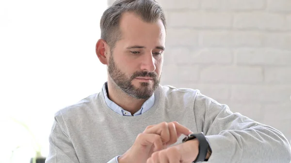 Retrato de un joven usando Smartwatch — Foto de Stock