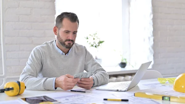 Jonge Architectuur Ingenieur telt Dollars in Office — Stockfoto