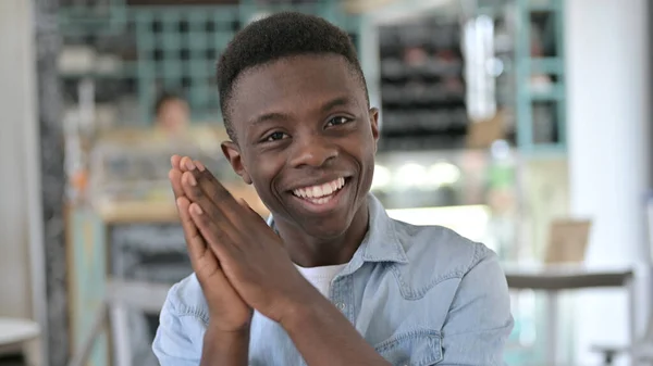 Porträtt av att uppskatta unga afrikanska man klappa, jubel — Stockfoto
