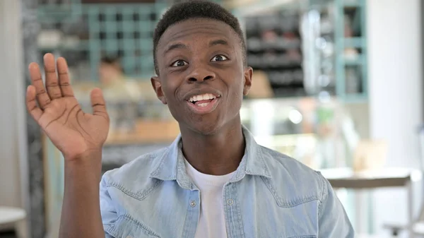 Retrato de Jovem Africano Alegre Acenando, Recebendo — Fotografia de Stock