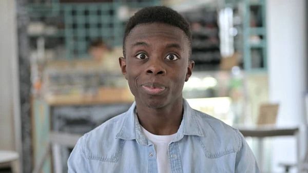 Sorprendido joven africano feliz, con los ojos abiertos —  Fotos de Stock