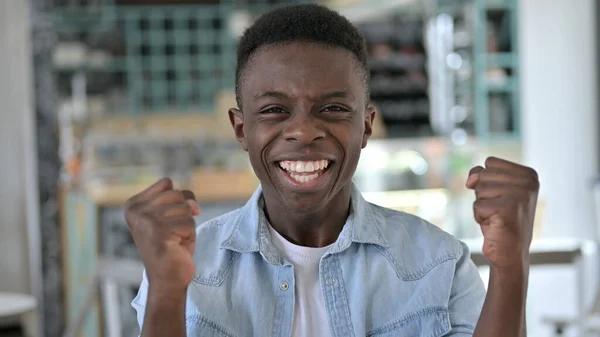 Porträtt av spännande ung afrikansk man firar framgång — Stockfoto