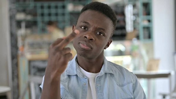 Портрет агрессивного молодого африканца со средним пальцем — стоковое фото