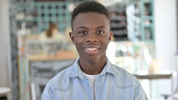 Porträtt av glad ung afrikansk man ler mot kameran — Stockfoto