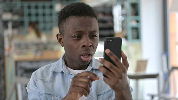 非洲年轻人在智能手机上对失败的反应的肖像 — 图库照片