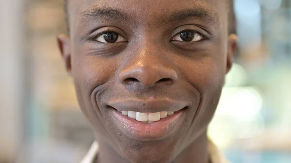 《快乐的非洲年轻人在相机前微笑》的特写 — 图库照片