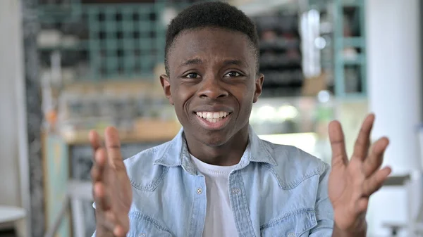 Portré feldúlt fiatal afrikai férfi reagál a veszteség, problémák — Stock Fotó