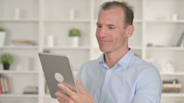 Tablette Başarı Kutlaması Orta Çağ İşadamı Portresi