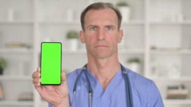 Orta Çağ Doktorunun Portresi Krom Ekranlı Akıllı Telefonu Tutuyor 
