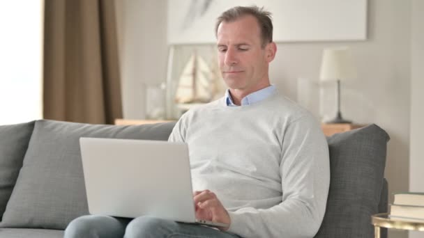 Empresário de meia-idade profissional usando laptop no sofá — Vídeo de Stock