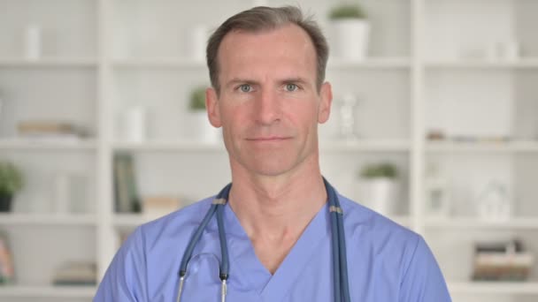 Porträt eines unglücklichen Arztes mittleren Alters zeigt Daumen nach unten — Stockvideo