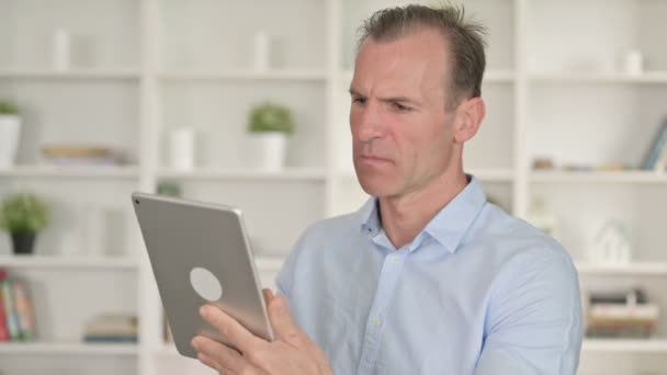 Retrato del empresario de mediana edad reaccionando a la pérdida en la tableta — Vídeos de Stock