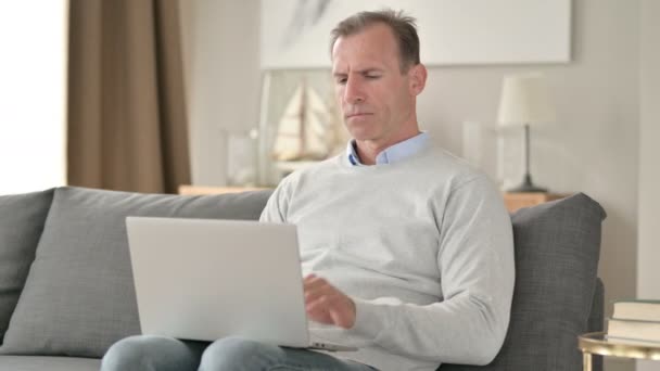 Fleißiger Geschäftsmann mittleren Alters hat Kopfschmerzen auf dem Sofa — Stockvideo