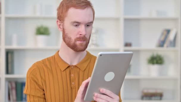 Portré vörös férfi ünnepli siker a Tablet — Stock videók