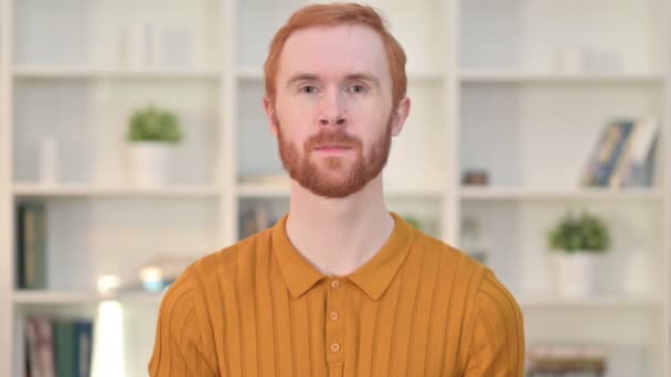 Πορτρέτο του Happy Redhead Man Γιορτάζοντας νίκη — Αρχείο Βίντεο