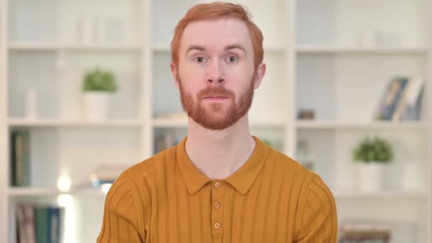 Porträtt av rödhårig man med pekfingret och inbjudande — Stockvideo