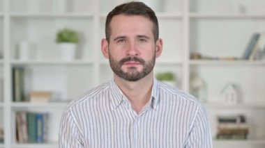 Genç adamın portresi parmak iziyle hayır diyor.