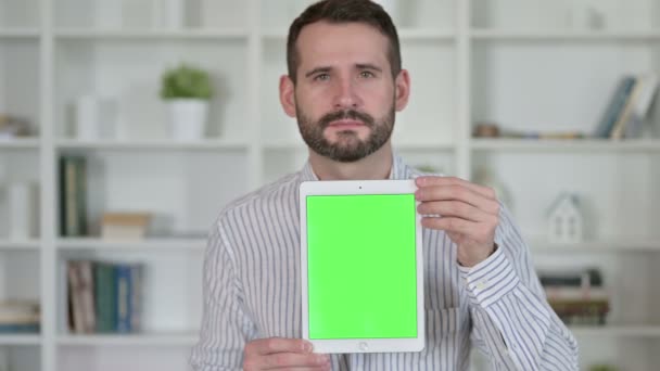 Портрет молодого человека, держащего планшет с хромированным экраном — стоковое видео