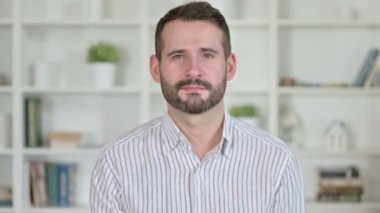 Neşeli Genç Adam Alkışlaması Portresi