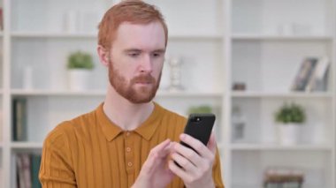 Smartphone 'da Başarı Kutlaması Yapan Kızıl Saçlı Adam Portresi