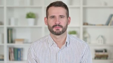 Başarıyı Kutlayan Hırslı Genç Adamın Portresi