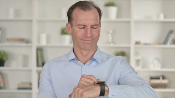 Portrét středověkého podnikatele pomocí chytrých hodinek — Stock video