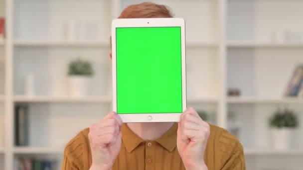 Porträt eines Mannes mit Tablet und Chroma-Bildschirm über dem Gesicht — Stockvideo
