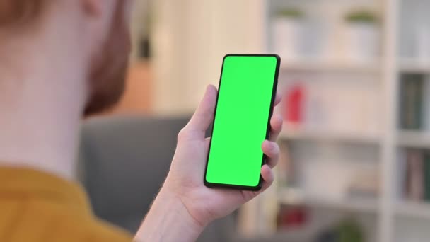 Visão traseira do homem usando Smartphone com tela Chroma — Vídeo de Stock