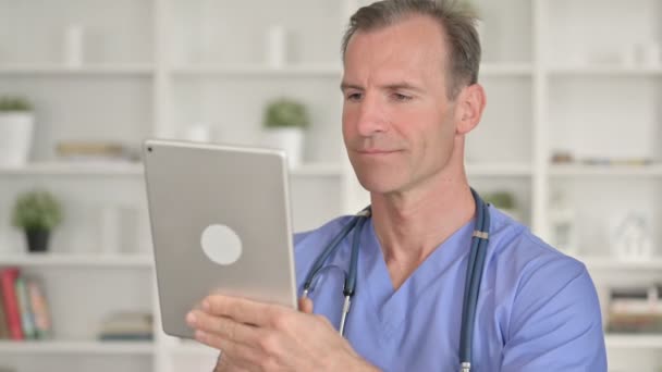 Portret van ernstige middeleeuwse arts met behulp van Tablet — Stockvideo
