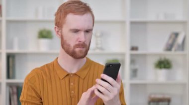 Smartphone kullanan Çekici Kızıl Adam Portresi 