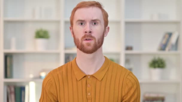 Portrét zklamaného rusovlasého muže s pocitem hněvu — Stock video