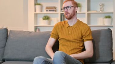 Evde Sırt Ağrısı Olan Çekici Kızıl Adam 